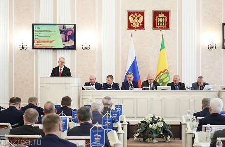 Олег Мельниченко выступил перед депутатами с отчетом о развитии региона в 2025 году